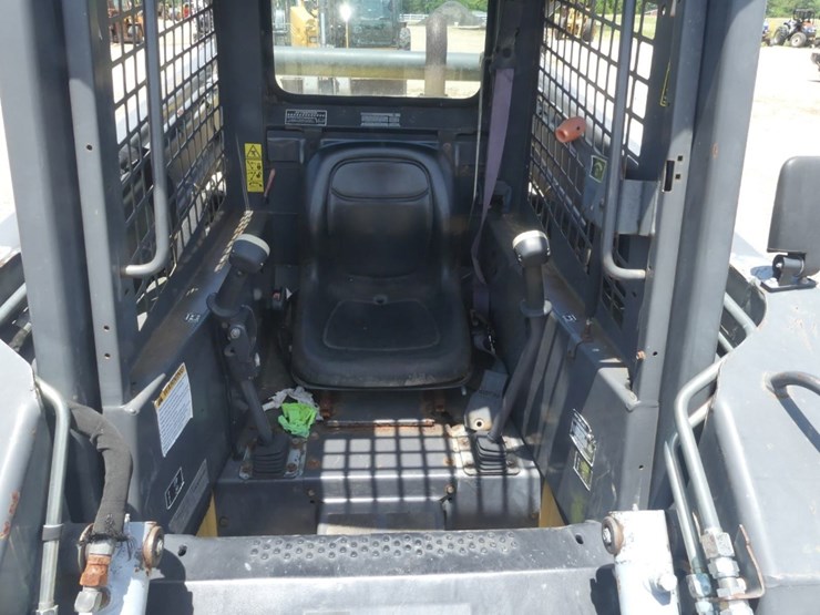 new-holland-l185-image-10