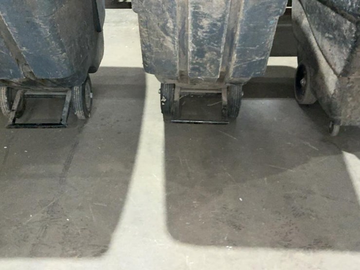 #164-•-poly-carts-and-trash-cans-image-13