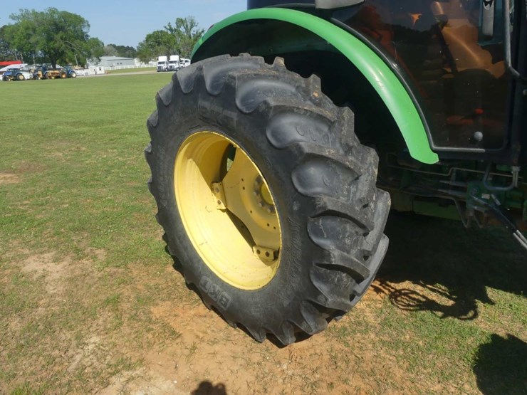 2014-john-deere-6105d-image-11