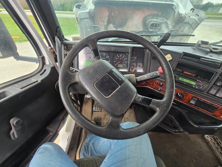 1999-volvo-vn-image-55