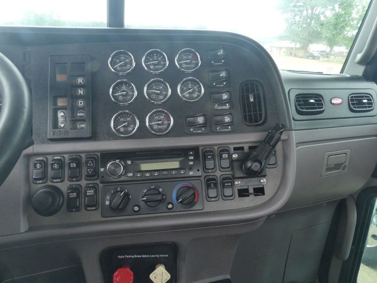 2013-peterbilt-388-image-18