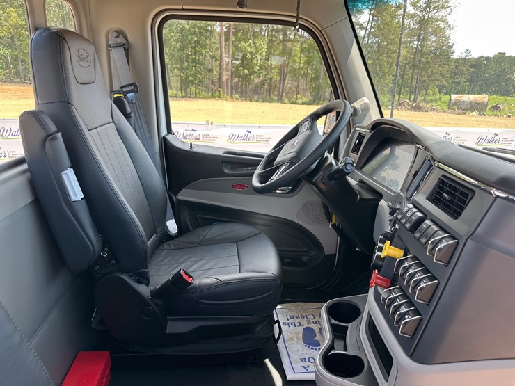 2025-peterbilt-567-image-13
