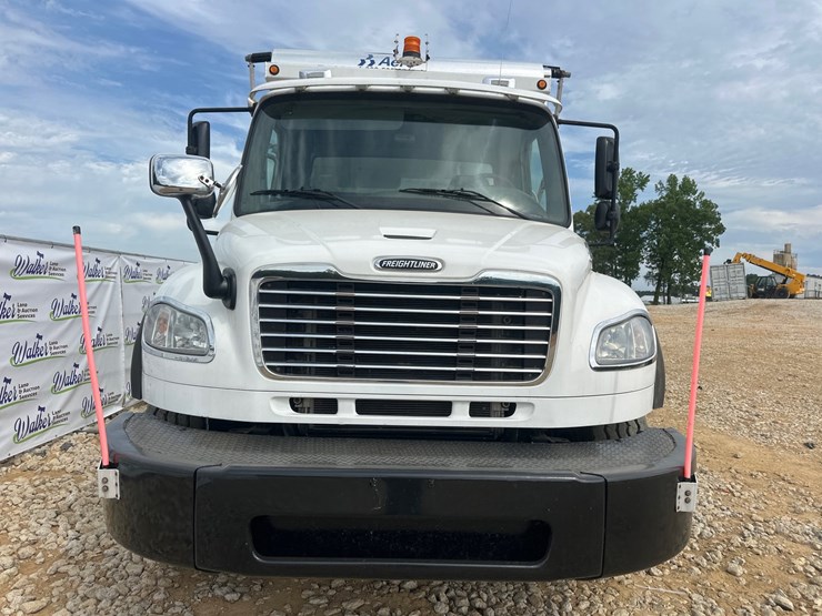 2008-freightliner-m2-106-image-4
