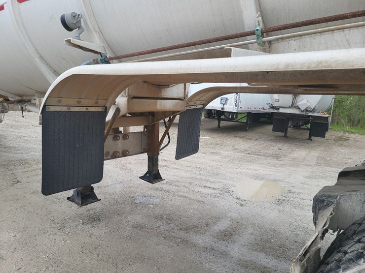 2012-brenner-8820-gallon-aluminum-tandem-axle-semi-tanker-trailer-image-10