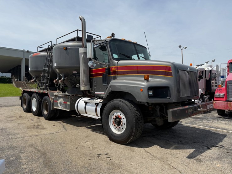 2005-international-paystar-5600i-image-1