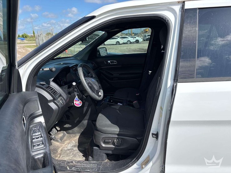 2017-ford-explorer-image-10