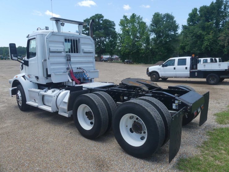 2018-peterbilt-567-image-4