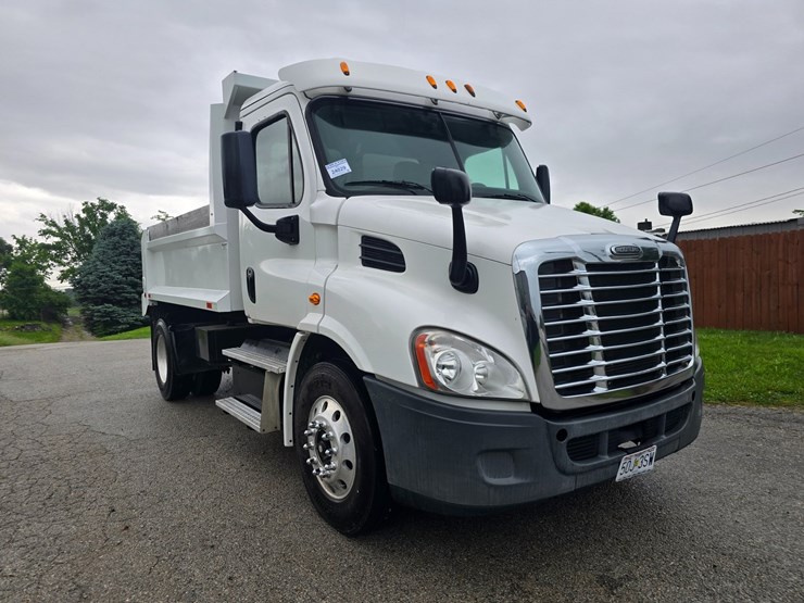 2015-freightliner-cascadia-113-image-32