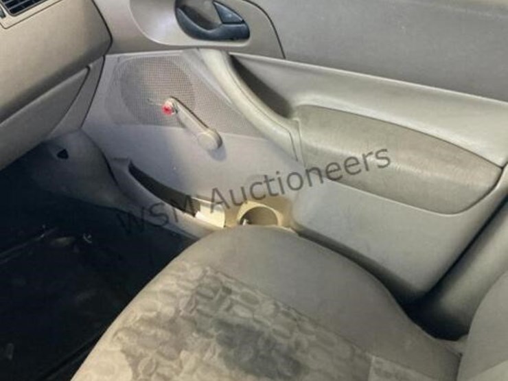 2005-ford-focus-sdn-image-19