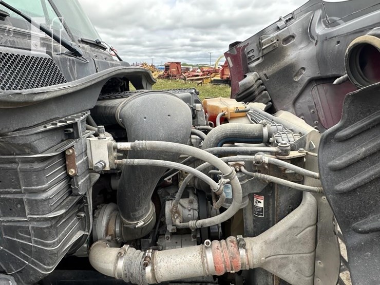 2012-freightliner-cascadia-113-image-19