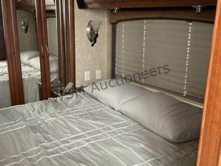 2006-fleetwood-excursion-motorhome-image-43