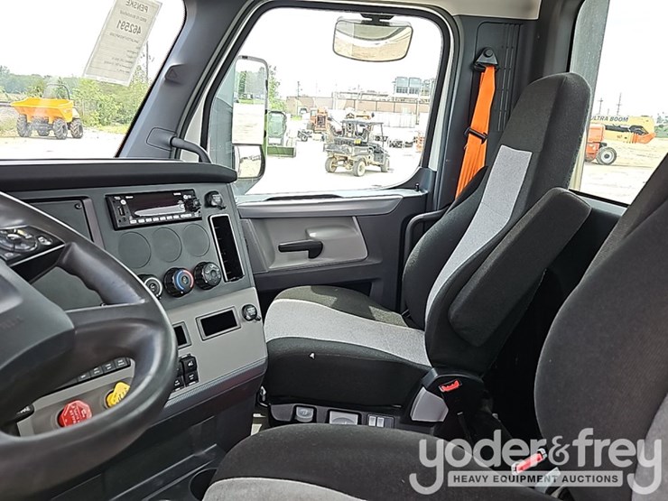 2022-freightliner-cascadia-116-image-23