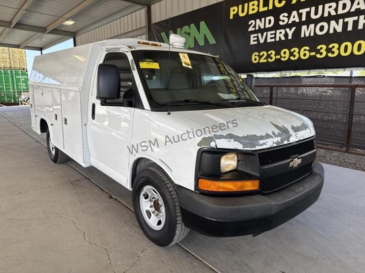 2013-chevrolet-express-3500-image-2