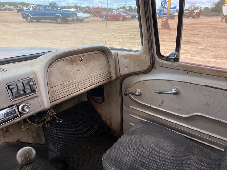 1963-chevrolet-suburban-image-43