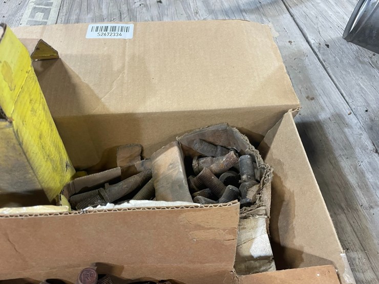 #40242-•-lot-of-truck-wheel-lugs-image-5