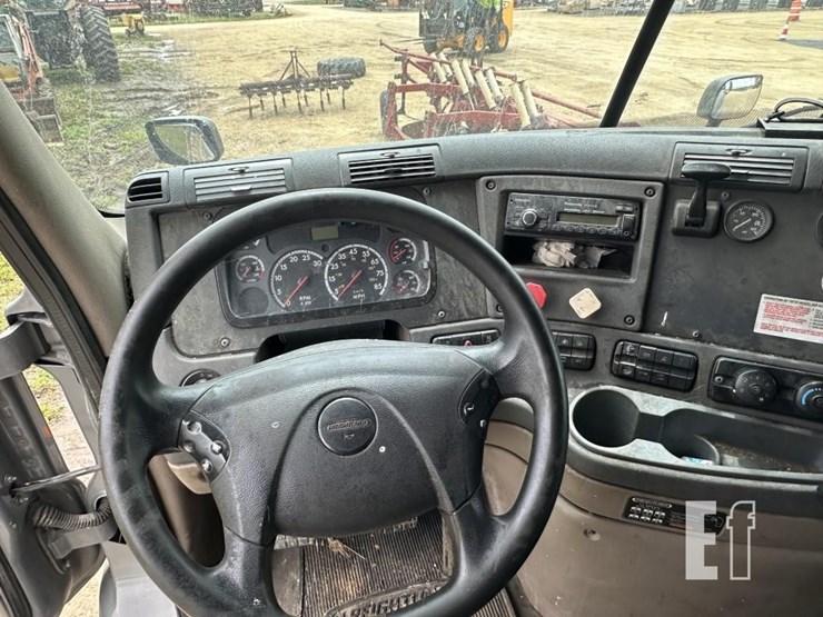 2012-freightliner-cascadia-113-image-16