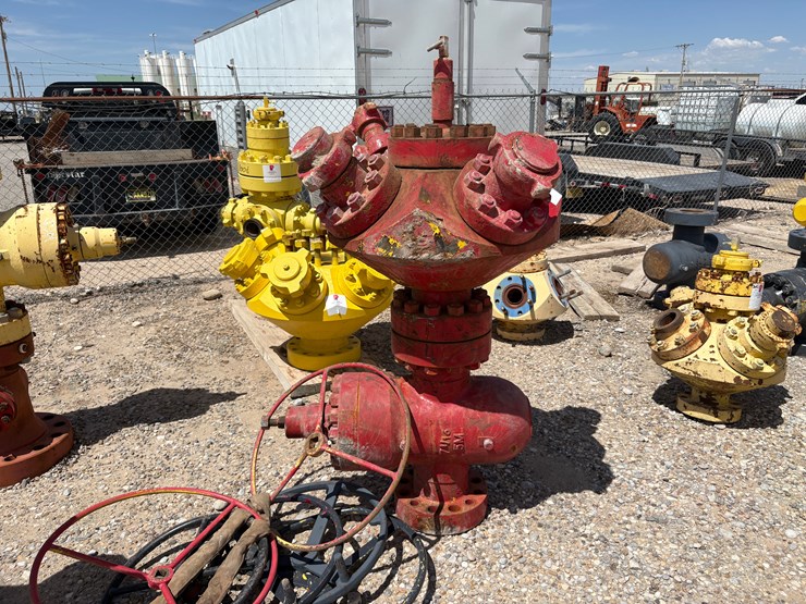 7-1/16”-5k-gate-valve-w/-7-1/16”-x-4-1/16”-4-outlet-goat-head-image-1