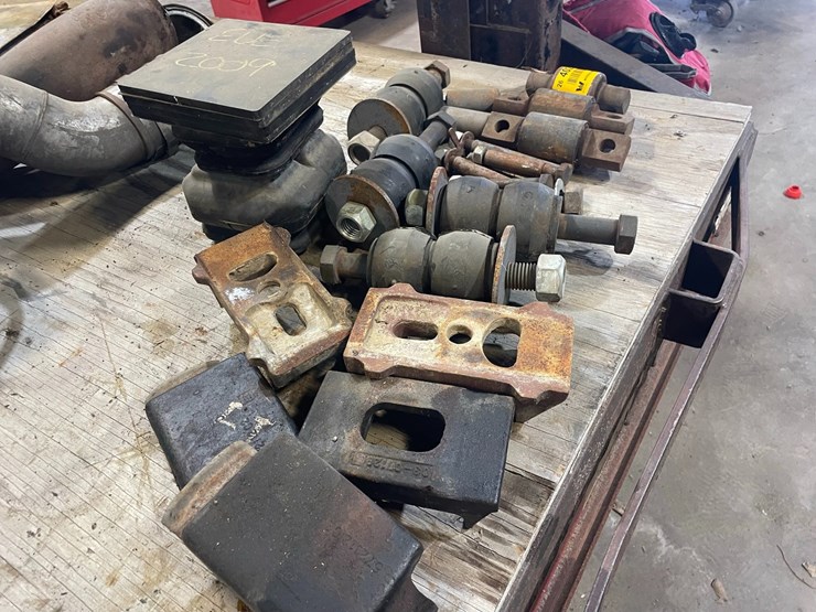 #40236-•-lot-of-truck-suspension-parts-image-2