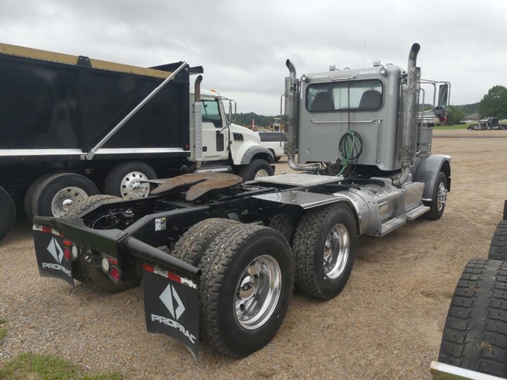 2013-peterbilt-388-image-3
