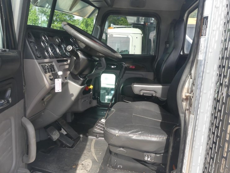 2018-peterbilt-389-image-15