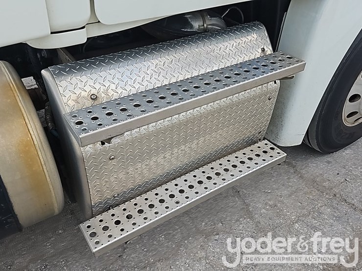 2019-freightliner-cascadia-125-image-22