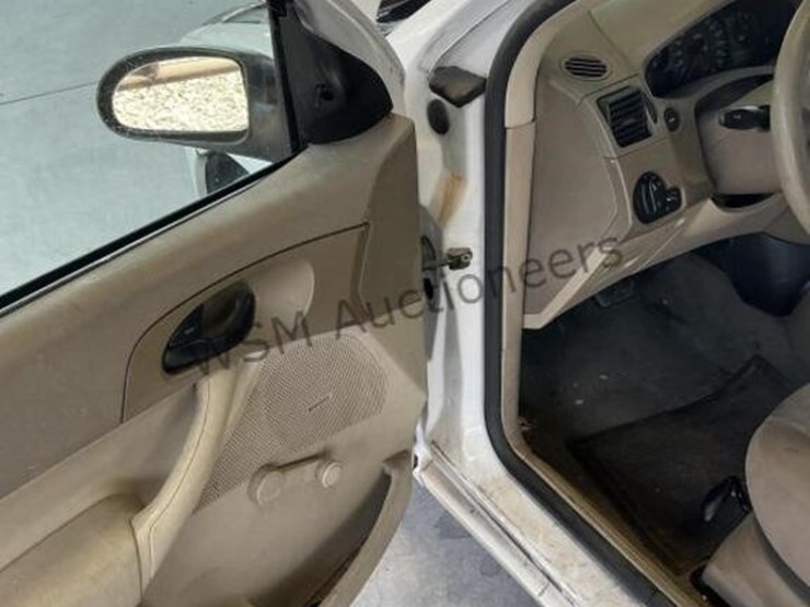 2005-ford-focus-sdn-image-22