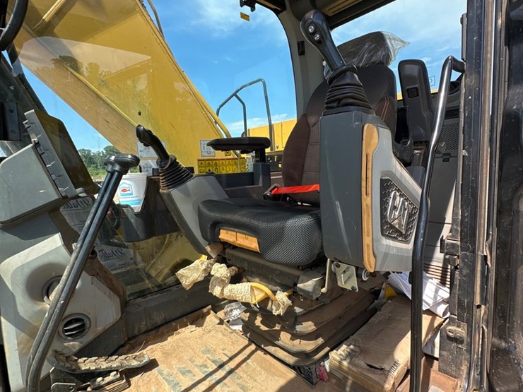 2021-caterpillar-320-image-10