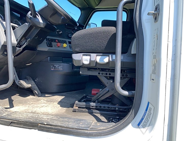 2019-freightliner-cascadia-day-cab-image-36