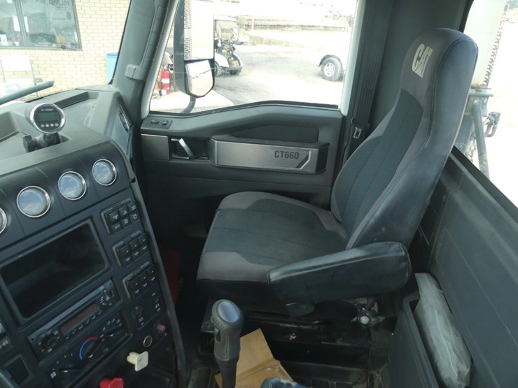 2013-caterpillar-ct660l-image-18
