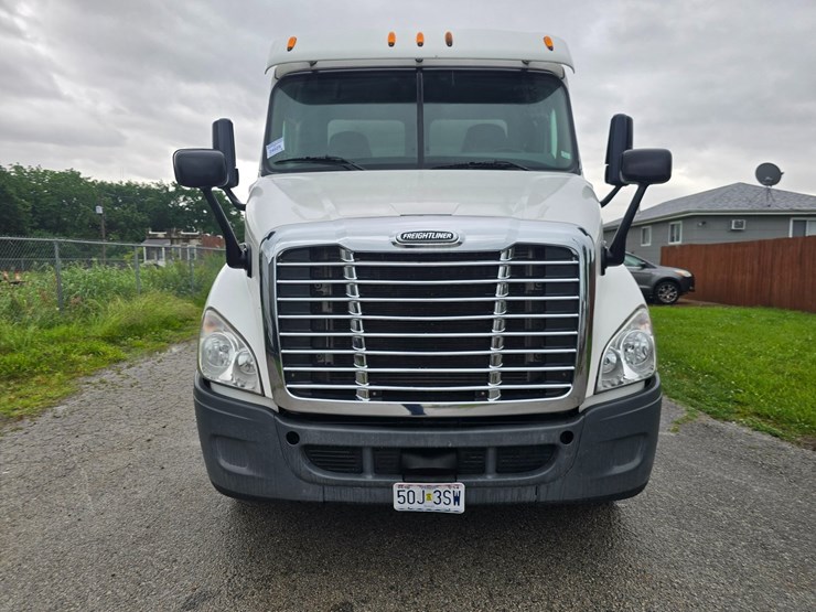 2015-freightliner-cascadia-113-image-34
