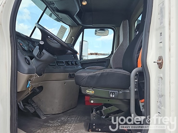 2017-freightliner-cascadia-125-image-31