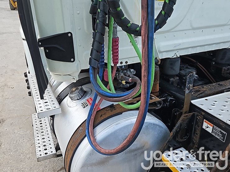 2017-freightliner-cascadia-113-image-10