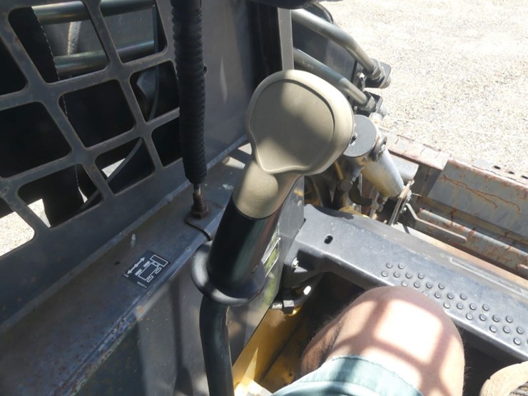 new-holland-l185-image-11