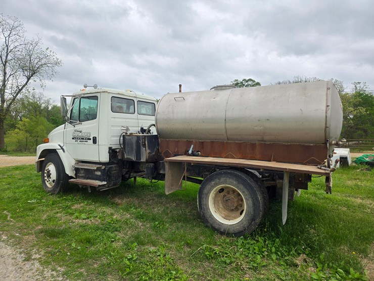 1999-freightliner-fl70-image-9