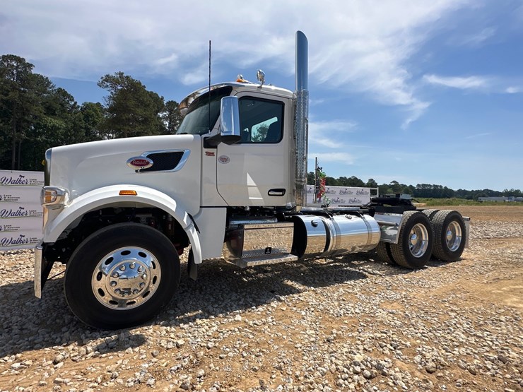 2025-peterbilt-567-image-2