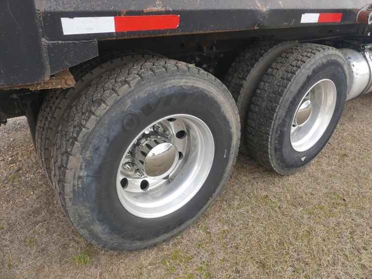 2017-peterbilt-567-image-11