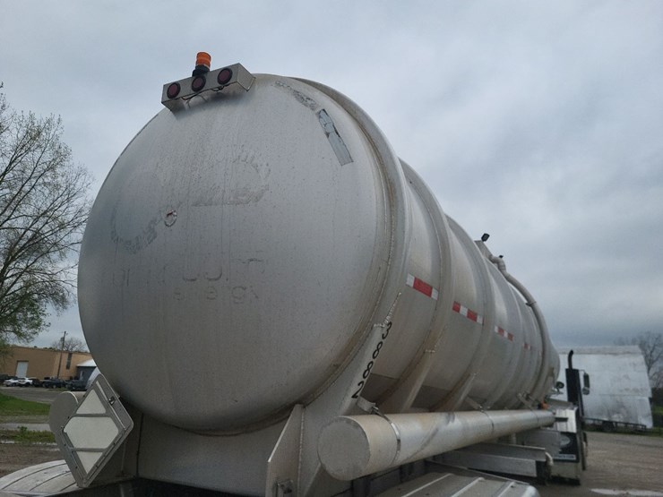 2012-brenner-8820-gallon-aluminum-tandem-axle-semi-tanker-trailer-image-22