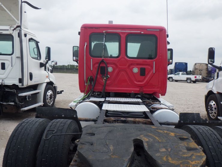 2015-freightliner-cascadia-113-image-10