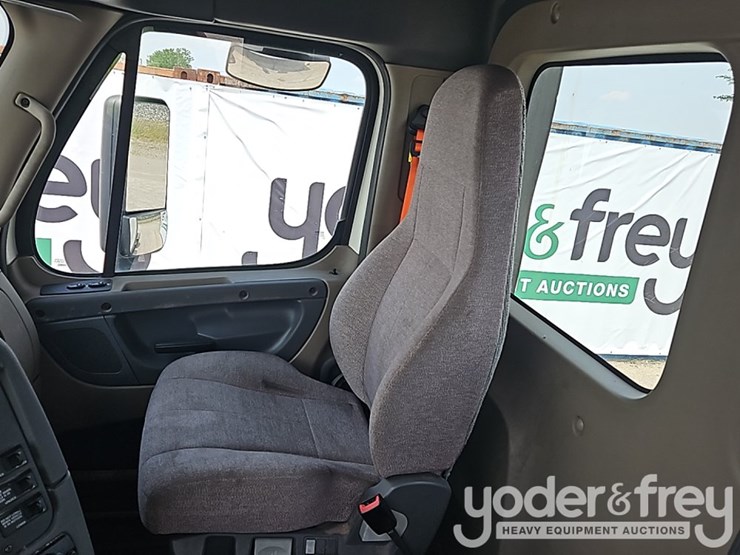 2017-freightliner-cascadia-125-image-32