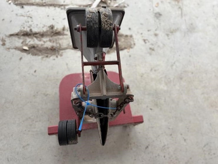 l3---milton-single-row-planter-image-3