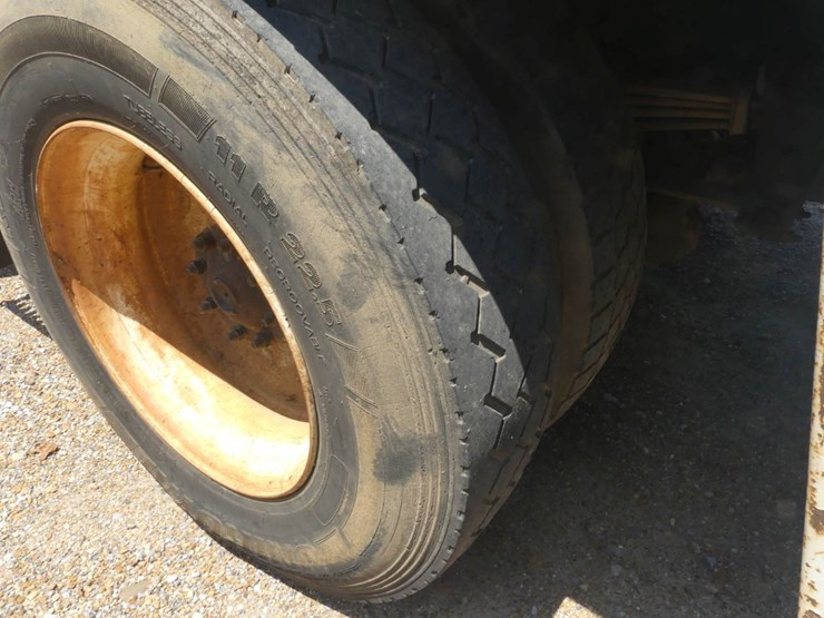 1999-freightliner-fl70-image-7