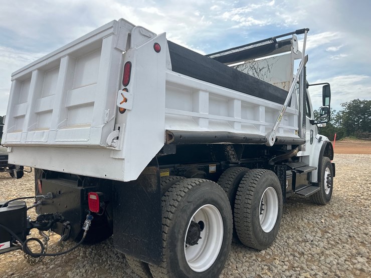 2008-freightliner-m2-106-image-6