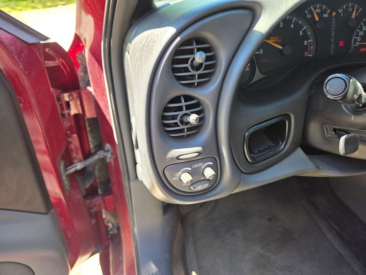 2003-pontiac-bonneville-sle-car-image-27