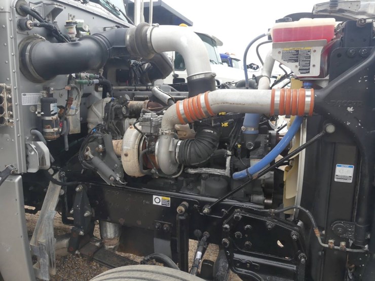 2013-peterbilt-388-image-12