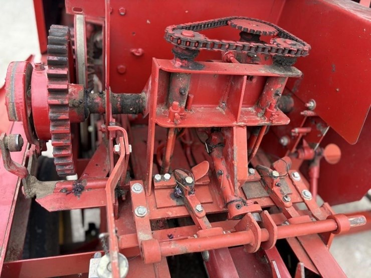 new-holland-570-image-17