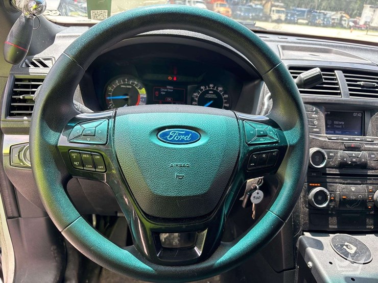 2016-ford-explorer-image-13