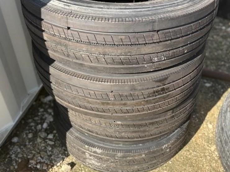 l3---(4)-235/80r16-trailfinder-14ply-image-1