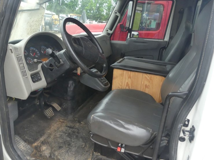 2012-international-durastar-4300-image-11