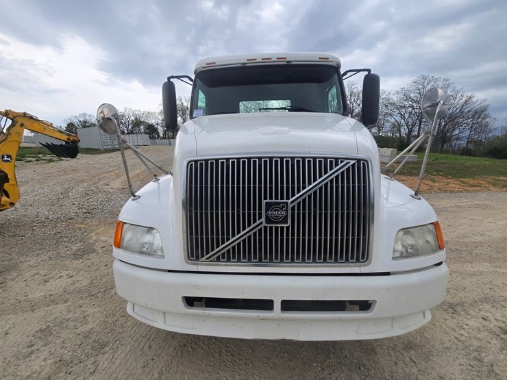 1999-volvo-vn-image-23