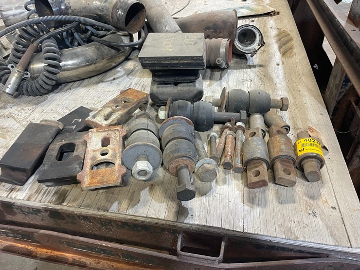 #40236-•-lot-of-truck-suspension-parts-image-1